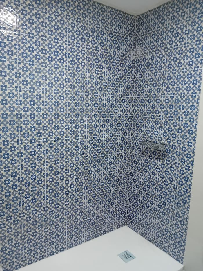 Alicatado hidráulico azul en baño de Sevilla