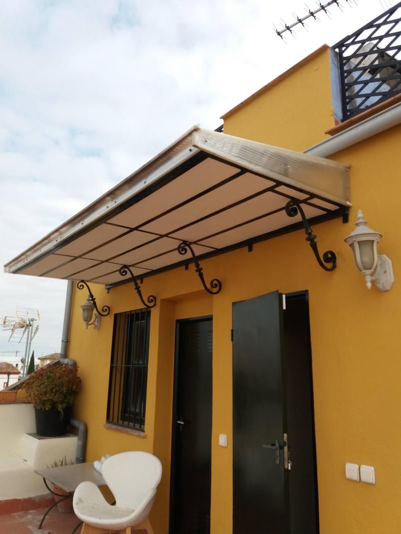 Instalación de toldo exterior en Sevilla