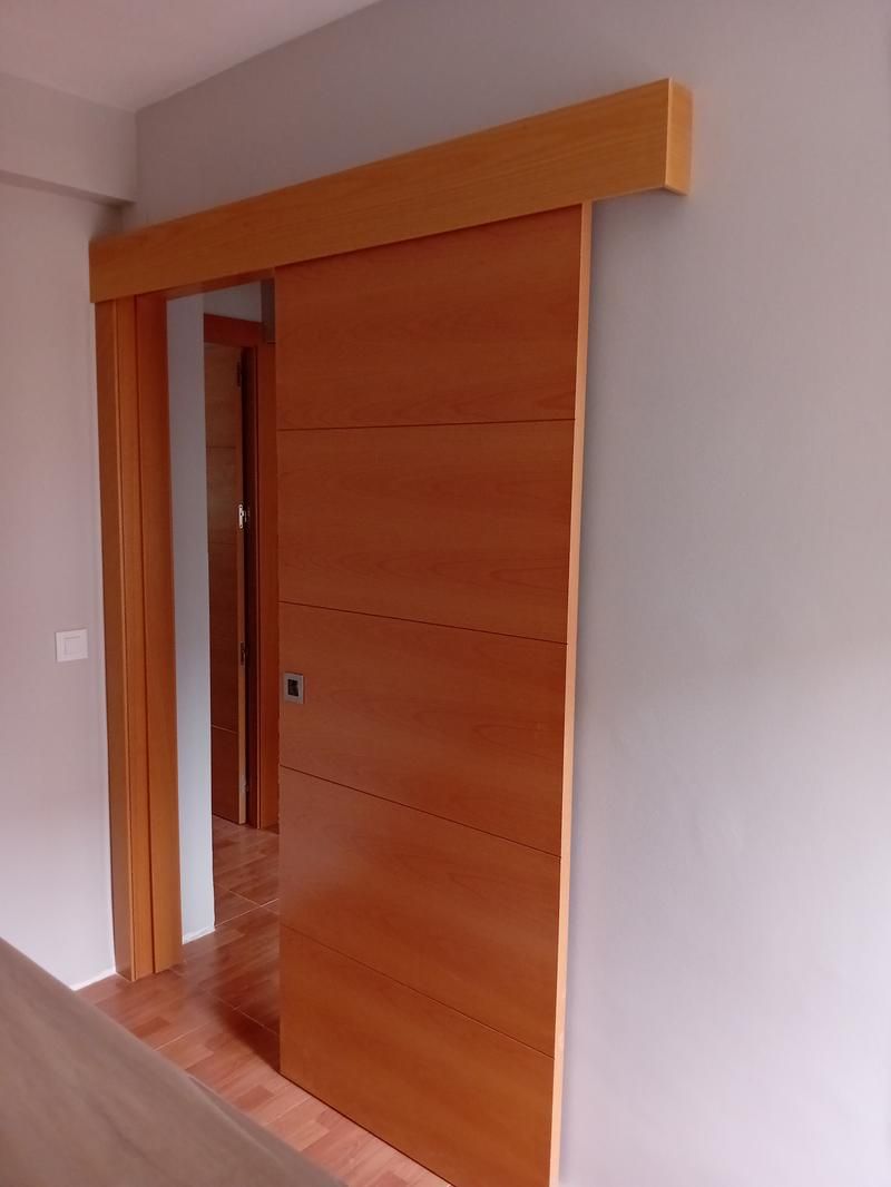 Puerta corredera de madera en Sevilla