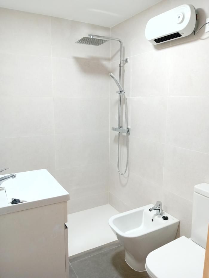 Reforma de baño blanco completo Sevilla