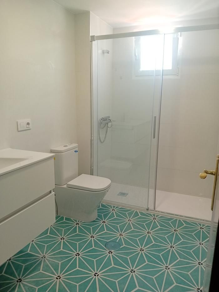 Reforma de baño hidráulico turquesa Sevilla