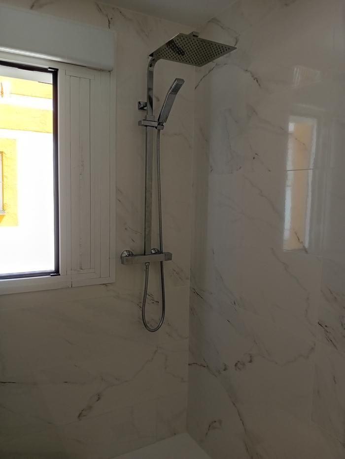 Reforma de baño con azulejo efecto mármol Sevilla