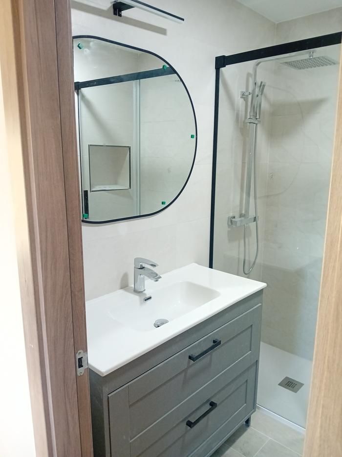 Reforma de baño moderno mueble gris Sevilla